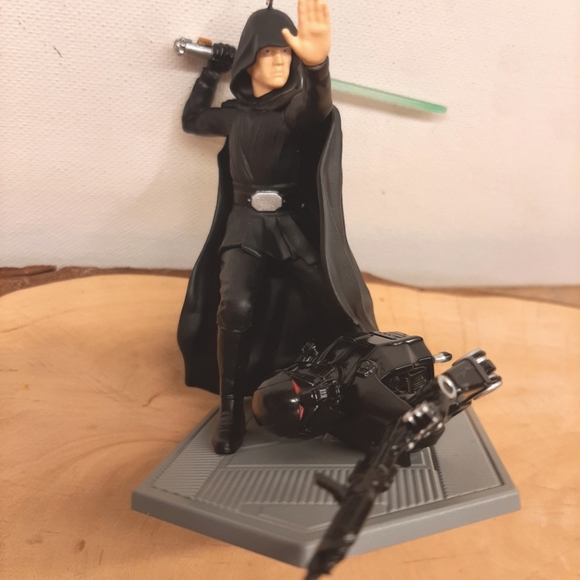 Hallmark Keepsake Star Wars The Mandalorian Ornament - Picture 3 of 7